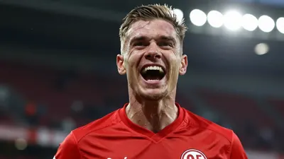 Mainz 05 feiert einen 5:0-Kantersieg beim Hamburger SV, bei dem drei Spieler die Bestnote 1 von BILD erhielten, und steht...