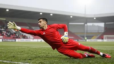 Der 31-jährige Stammkeeper von Mainz 05 fällt mehrere Wochen aus, nachdem er sich im Spiel gegen Frankfurt verletzte, und...