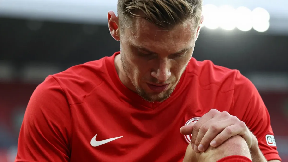 Ein Spieler von Mainz 05 wird nach einer Verletzung im Spiel gegen Paderborn für mindestens drei Monate ausfallen, wie...